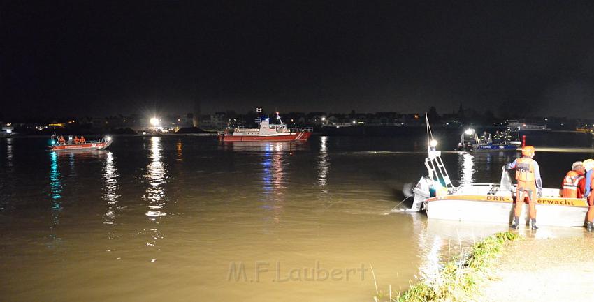 Einsatz BF Koeln PKW im Rhein Mondorf Hersel P089.JPG